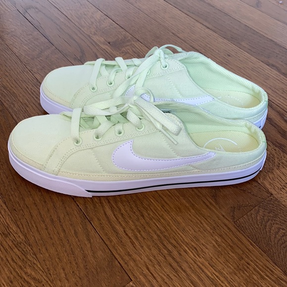 BRAND NEW Nike Slip-On Sneakers - Picture 2 of 2